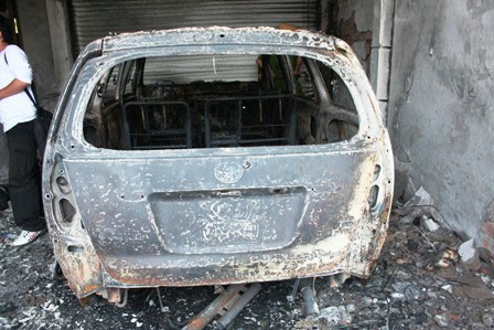 A car is burnt in the fire. (Photo:Dtinews) A car is burnt in the fire. (Photo:Dtinews)